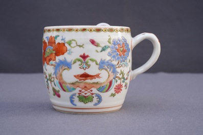 Een Chinese famille rose 'Pompadour' mosterdpot en een Pronk 'Doktersbezoek' schotel, Qianlong